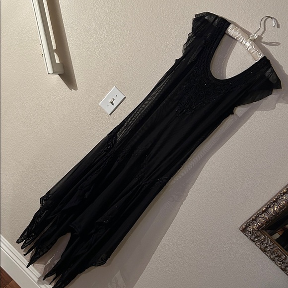 Elegant Black Sheer Dress with Lace Detail - Picture 5 of 16